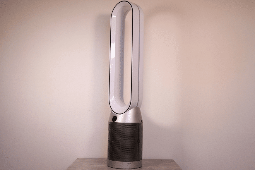 Der Dyson Purifier Cool Autoreact TP7A Luftreiniger und Turmventilator steht seitlich im Profil auf einem Tisch